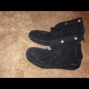 Minnetonka Fringe Boot Black 7 1/2.